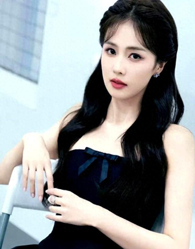 白鹿黑色抹胸裙造型